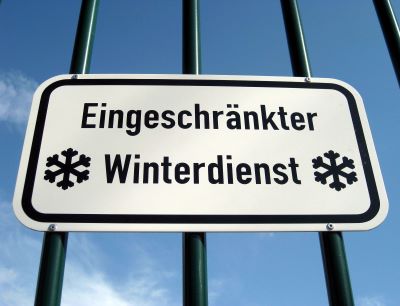 Schild mit der Aufschrift 'Eingeschränkter Winterdienst'