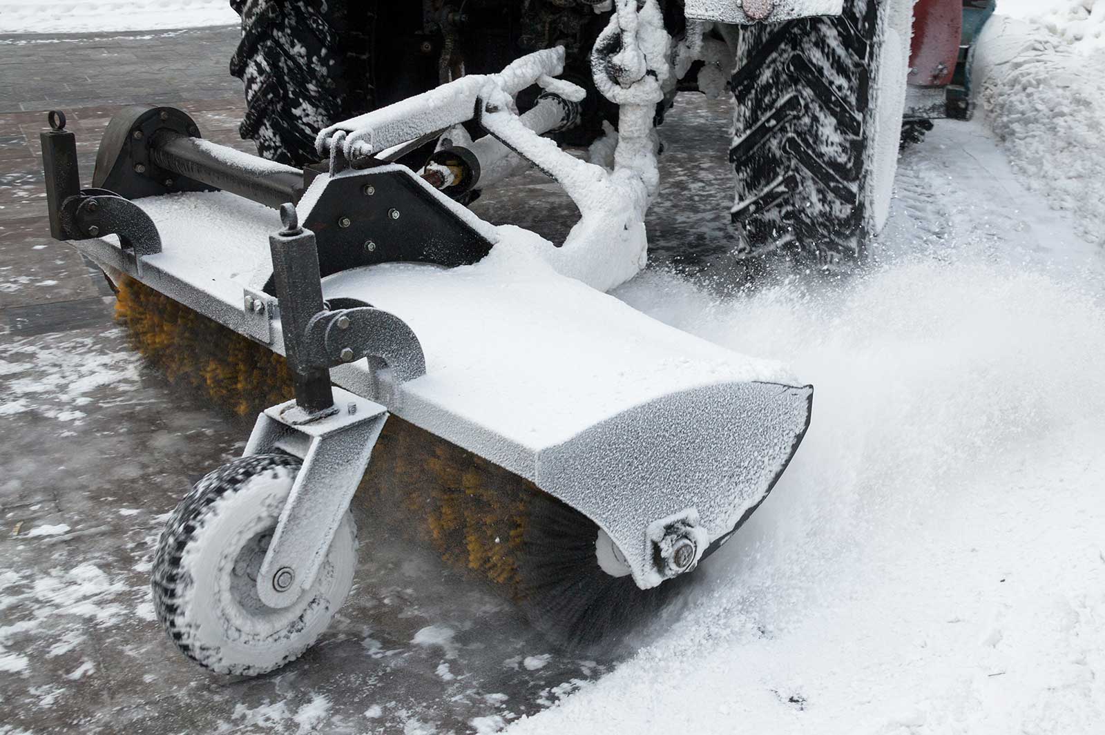 Schneepflugmaschine mit Strassenkehrbürste für den Winterdienst